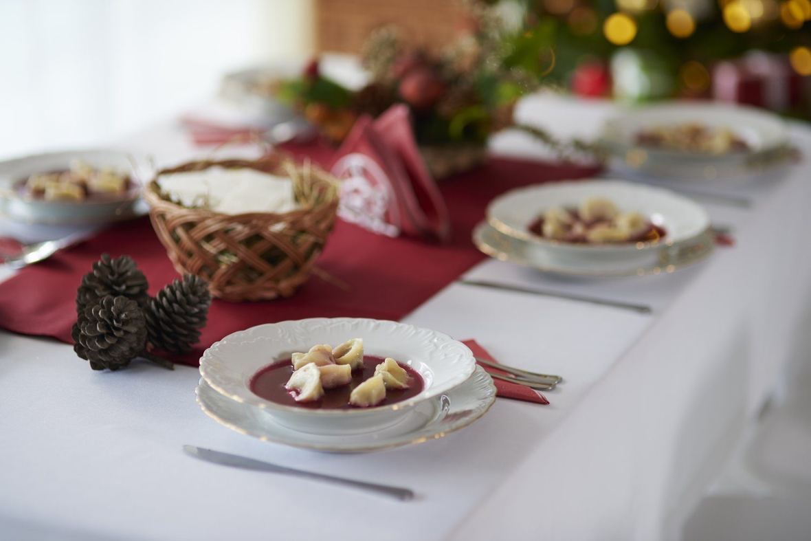 Tradycyjne potrawy wigilijne na odświętnie nakrytym stole