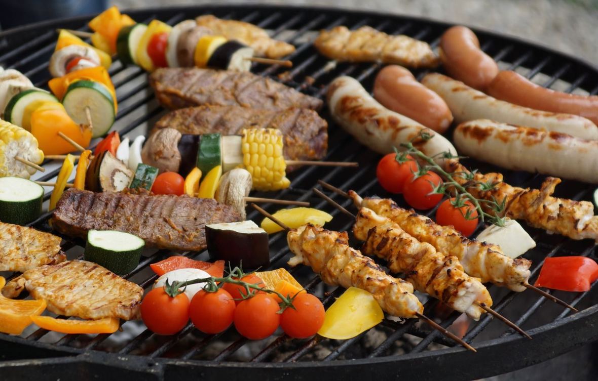 Grill na świeżym powietrzu z kiełbaskami i warzywami